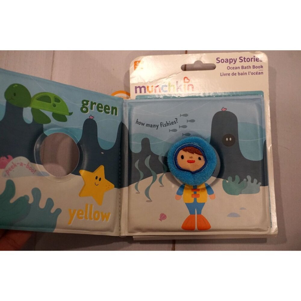Munchkin Soapy Finger Puppet Bath (2) Books: Scuba Sean & Astro Duck, NEW - Picture 9 of 12